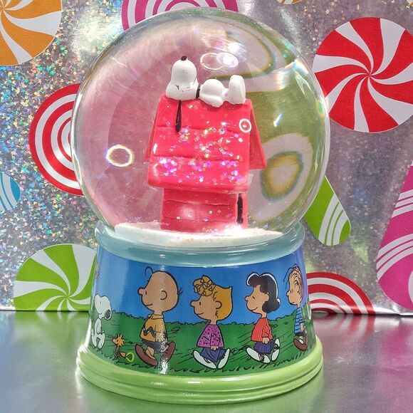 Peanuts Christmas Holiday Snowglobe Snoopy Laying On His House Waterglobe New - Picture 3 of 8